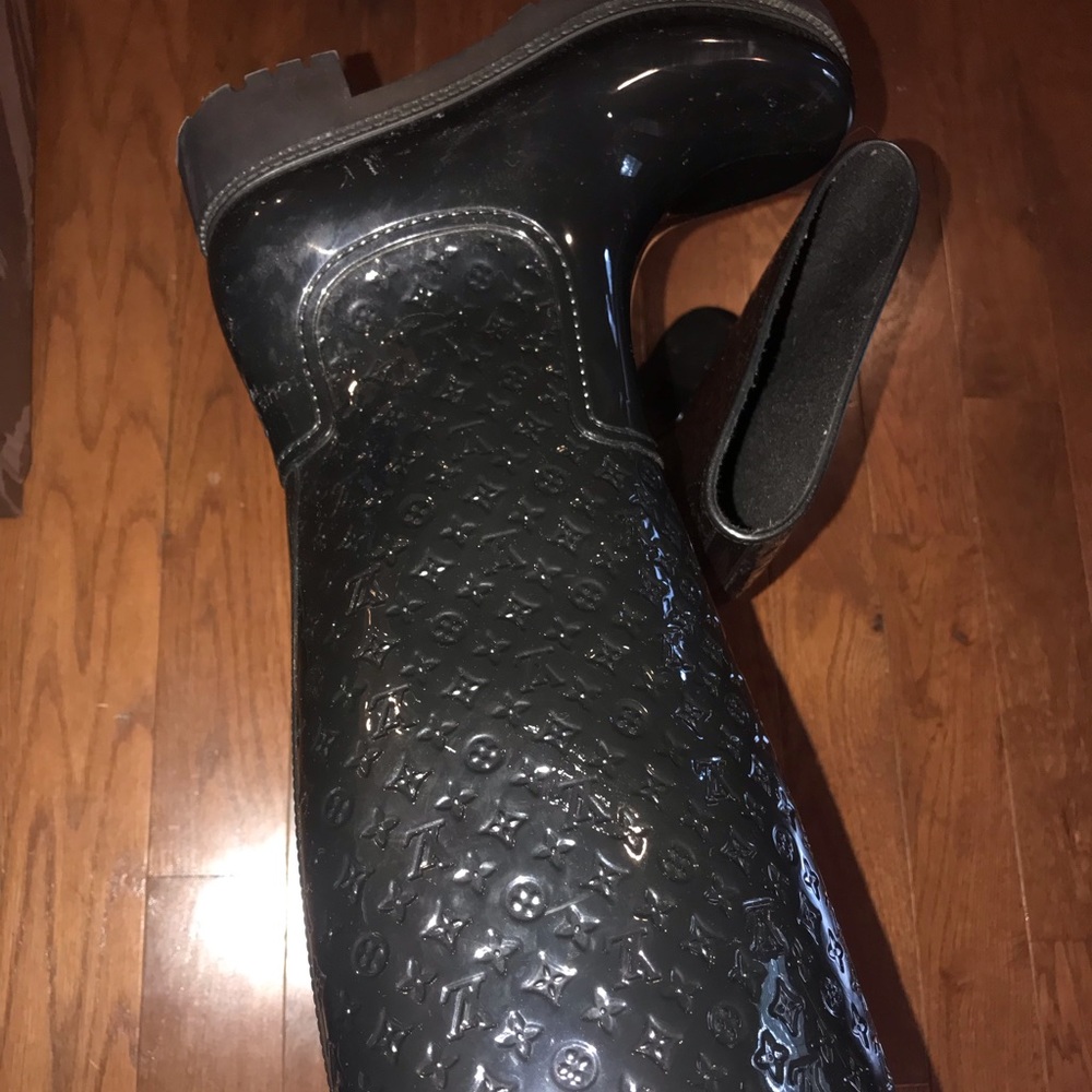 LOUIS VUTTON RAIN BOOT SIZE 8 Women’s